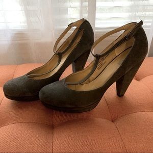 Kimchi Blue heels in grey suede with ankle strap